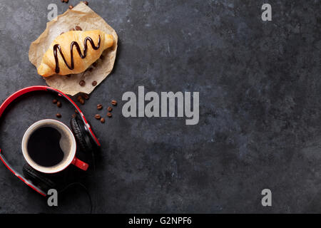 Freschi Fatti in casa croissant al cioccolato e caffè sul tavolo di pietra. Vista da sopra con lo spazio di copia Foto Stock