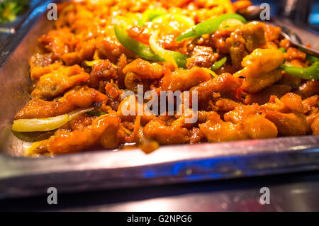 Cucina cinese a buffet self service pollo teriyaki con peperoni verdi Foto Stock