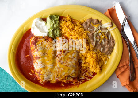 Messicana autentica chimichanga burrito con panna acida jalapeno e coriandolo Foto Stock