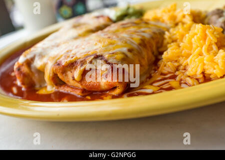 Messicana autentica chimichanga burrito con panna acida jalapeno e coriandolo Foto Stock