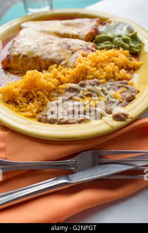 Messicana autentica chimichanga burrito con panna acida jalapeno e coriandolo Foto Stock