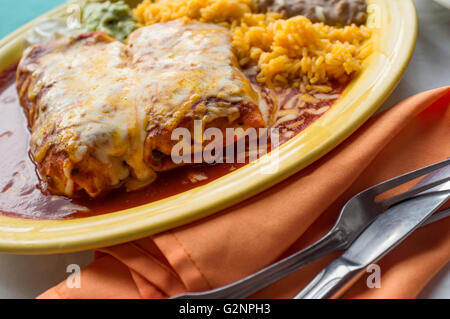 Messicana autentica chimichanga burrito con panna acida jalapeno e coriandolo Foto Stock