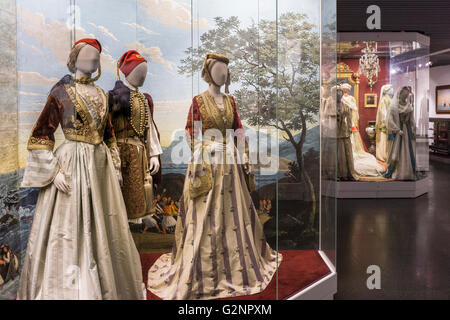 Tradizionali costumi greci in mostra presso il Museo Benaki, Atene, Grecia Foto Stock
