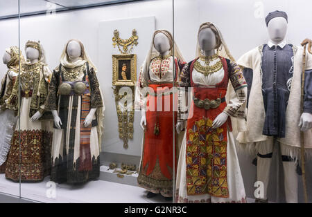 Tradizionali costumi greci in mostra presso il Museo Benaki, Atene, Grecia Foto Stock