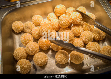 Il cinese dessert ciambelle di sesamo in self service a buffet vassoio Foto Stock