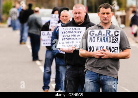 Belfast, Regno Unito/Irlanda. 07/04/2012 - Maggiore residenti di Ardoyne Comitato tenere una linea bianca in segno di protesta contro l'ordine arancione parate passando la zona. Foto Stock