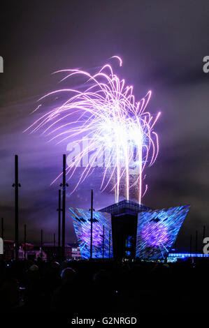 Belfast, Regno Unito. 08/04/2012 - La più grande luce-arte e spettacolo pirotecnico del suo tipo è tenuto presso il Titanic edificio di firma Foto Stock