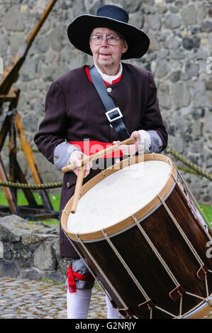 Carrickfergus, 09/06/2012. Anziani batterista presso la rievocazione dello sbarco del re Guglielmo d Orange a Carrickfergus in 1690 Foto Stock