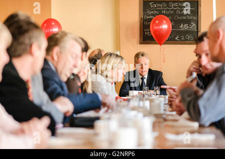 12/10/2012, Belfast - Primo Ministro Peter Robinson assiste un pasto in un piccolo cafe Foto Stock