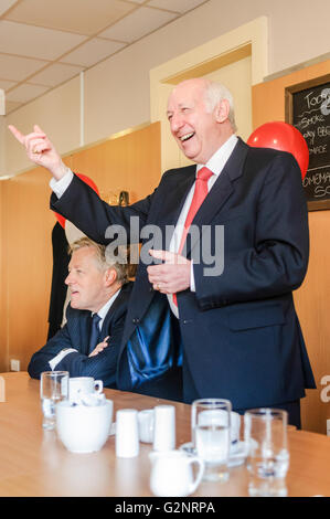 12/10/2012, Belfast - Robin Newtown MLA (DUP) e Peter Robinson hanno la colazione dopo l'apertura del signor Newton circoscrizione nuovo ufficio a Belfast Foto Stock