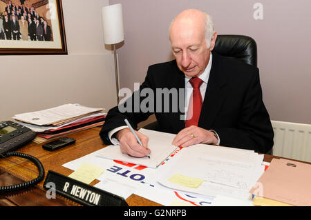 12/10/2012, Belfast - Robin Newtown MLA (DUP) e relatore presso la struttura Stormont Assembly, apre il suo nuovo ufficio di collegio elettorale a Belfast Foto Stock