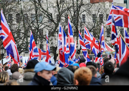 Una folla di persone che trasportano molti flag di Unione europea come parte del Belfast "Flag" protesta di bandiera Foto Stock