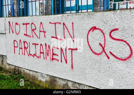 8 dicembre 2012, Belfast, Irlanda del Nord. Graffiti su un muro dopo una notte di violenze dicendo "No IRA in parlamento' e 'QS' (Quis separabit - il motto dei paramilitari UDA). Si tratta di un chiaro messaggio dalla comunità protestante che essi non tollererà Sinn Fein e Martin McGuiness in potenza. Foto Stock
