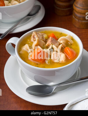Una tazza di delizioso sostanziosa zuppa di noodle al pollo. Foto Stock