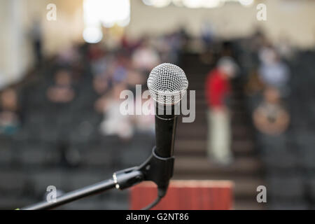 Microfono contro lo sfondo della convention center Foto Stock