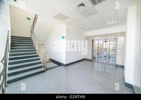 La scala per l'edificio degli uffici. Scale e porte Foto Stock