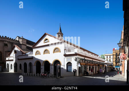 Feria street marketplace e Omnium Sanctorum chiesa (XIII secolo), Siviglia, Spagna Foto Stock