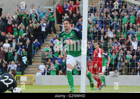 Belfast 27 maggio 2016. Kyle Lafferty (10) celebra il suo obiettivo per l'Irlanda del Nord contro la Bielorussia. Foto Stock