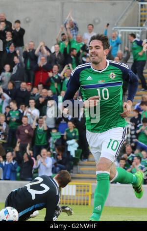 Belfast 27 maggio 2016. Kyle Lafferty (10) celebra il suo obiettivo per l'Irlanda del Nord contro la Bielorussia. Foto Stock