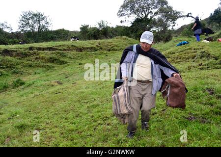 Il trasporto di latte in Pulun ' Las Huaringas ' - HUANCABAMBA.. Dipartimento di Piura .PERÙ Foto Stock