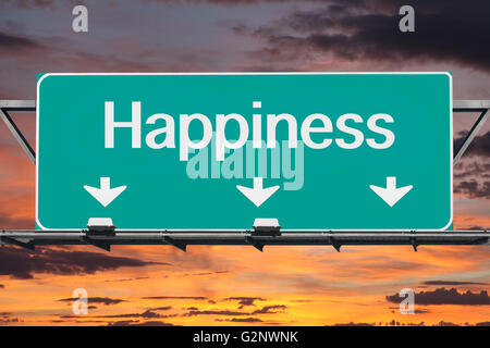 Strada per la felicità freeway segno con sunrise sky. Foto Stock