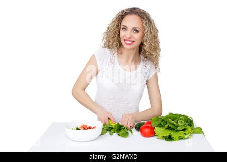 Donna fare insalata in cucina. Foto Stock