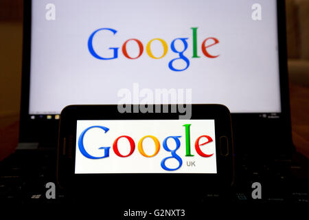 Google UK search engine loghi sono presenti sul telefono e gli schermi dei notebook. Foto Stock