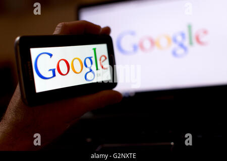 Google UK search engine loghi sono presenti sul telefono e gli schermi dei notebook. Foto Stock