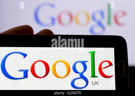 Google UK search engine loghi sono presenti sul telefono e gli schermi dei notebook. Foto Stock