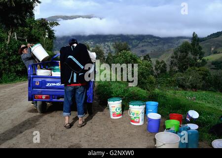 Il trasporto di latte in Pulun ' Las Huaringas ' - HUANCABAMBA.. Dipartimento di Piura .PERÙ Foto Stock