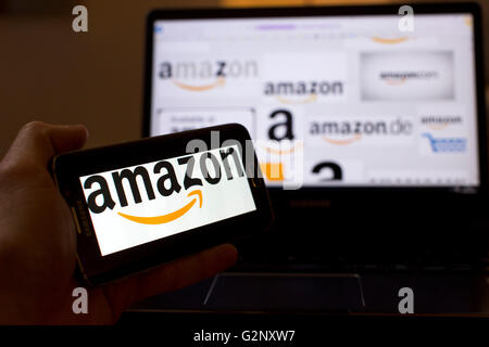 Amazon rivenditore online loghi sono presenti sul telefono e gli schermi dei notebook. Londra Maggio 2019. Foto Stock