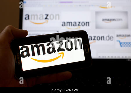 Amazon rivenditore online loghi sono presenti sul telefono e gli schermi dei notebook. Londra Maggio 2019. Foto Stock