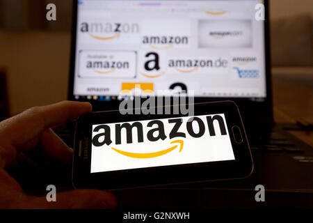 Amazon rivenditore online loghi sono presenti sul telefono e gli schermi dei notebook. Londra Maggio 2019. Foto Stock