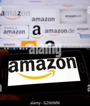 Amazon rivenditore online loghi sono presenti sul telefono e gli schermi dei notebook. Londra Maggio 2019. Foto Stock