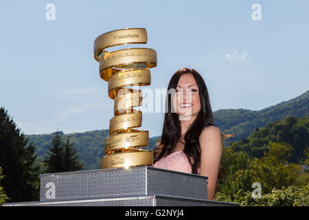 Farra d'Alpago lago di Santa Croce, Italia - Maggio21, 2016: il trofeo prima di cominciare la 99th giro d'Italia 2016 Foto Stock