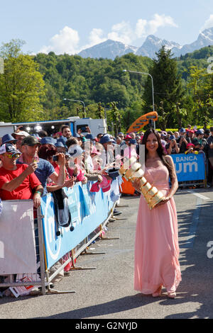 Farra d'Alpago lago di Santa Croce, Italia - Maggio21, 2016: il trofeo prima di cominciare la 99th giro d'Italia 2016 Foto Stock