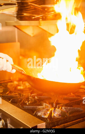 Bistecca di mantello è saltata in un wok per il lomo saltado sandwich, boccone Eatery, Thousand Oaks, California Foto Stock