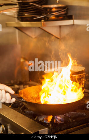 Bistecca di mantello è saltata in un wok per il lomo saltado sandwich, boccone Eatery, Thousand Oaks, California Foto Stock