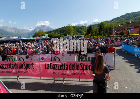 Farra d'Alpago lago di Santa Croce, Italia - 21 Maggio 2016: l'inizio dell'99° Giro d'Italia 2016 Dal Farra d'Alpago a Corvara. Foto Stock