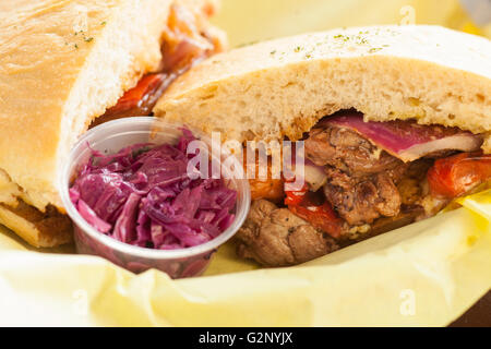 Lomo saltado sandwich decapato con cavolo rosso, boccone Eatery, Thousand Oaks, California Foto Stock