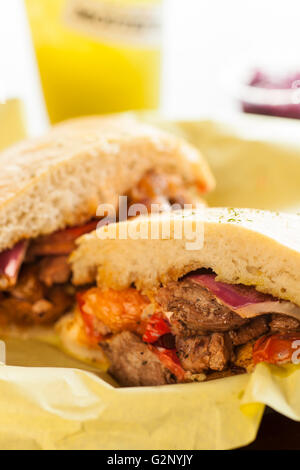 Lomo saltado sandwich e un cetriolo-limonata alla menta, boccone Eatery, Thousand Oaks, California Foto Stock