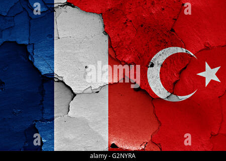 Bandiere di Francia e Turchia dipinta sulla parete incrinato Foto Stock