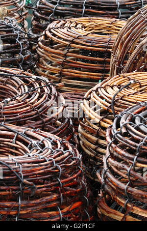 Rock Lobster Pot impilati sul ponte di una barca da pesca in Constitution Dock, Hobart, Tasmania, Australia. Foto Stock