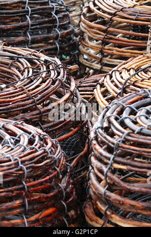 Rock Lobster Pot impilati sul ponte di una barca da pesca in Constitution Dock, Hobart, Tasmania, Australia. Foto Stock