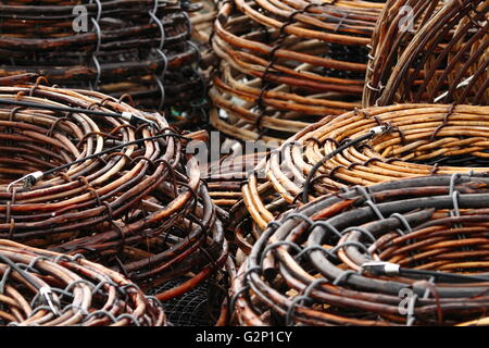 Rock Lobster Pot impilati sul ponte di una barca da pesca in Constitution Dock, Hobart, Tasmania, Australia. Foto Stock