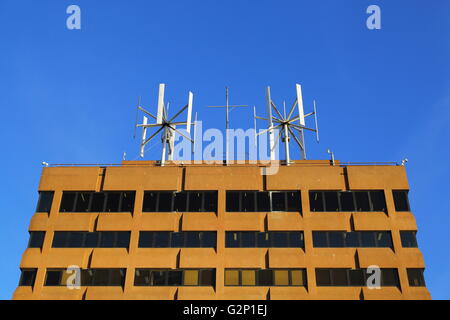 Turbine eoliche Vestas generano energia elettrica sulla cima di un edificio per uffici nel centro del CBD di Hobart, Tasmania, Australia. Foto Stock