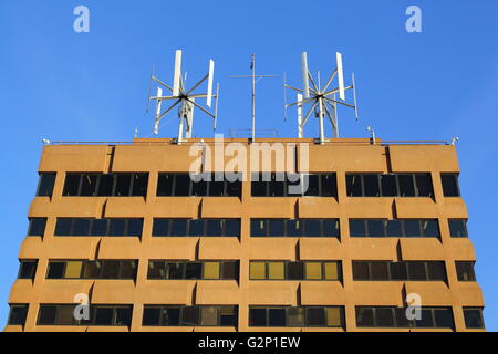 Turbine eoliche Vestas generano energia elettrica sulla cima di un edificio per uffici nel centro del CBD di Hobart, Tasmania, Australia. Foto Stock