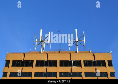 Turbine eoliche Vestas generano energia elettrica sulla cima di un edificio per uffici nel centro del CBD di Hobart, Tasmania, Australia. Foto Stock