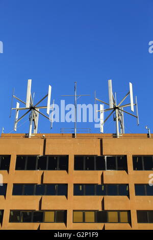 Turbine eoliche Vestas generano energia elettrica sulla cima di un edificio per uffici nel centro del CBD di Hobart, Tasmania, Australia. Foto Stock