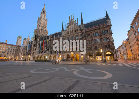 Panorama notturno di Marienplatz, la città di Monaco di Baviera, Germania. Foto Stock